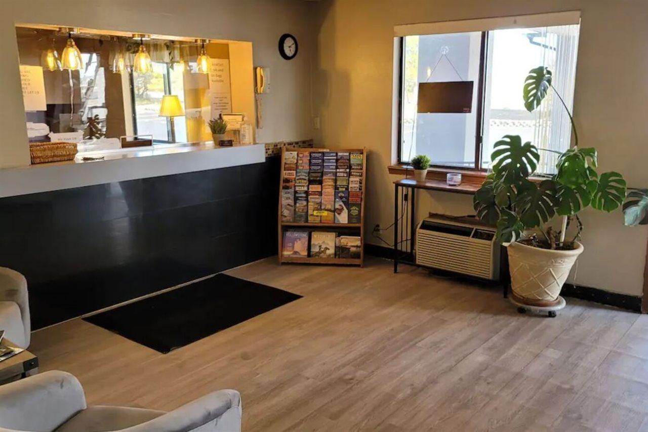 Grizzly Inn 埃文斯顿 外观 照片